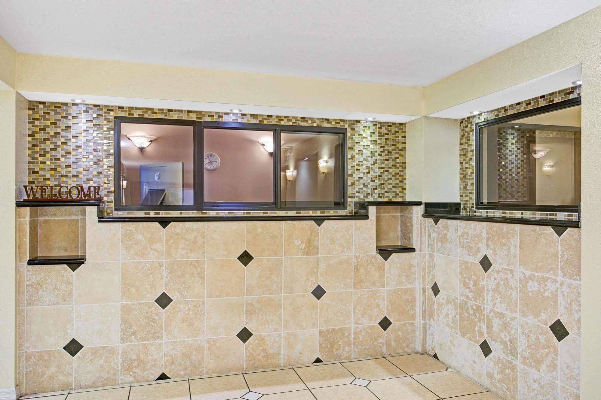 Days Inn & Suites By Wyndham Tampa - Ybor City Eksteriør bilde
